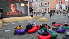 Посетители на книжном фестивале Красная площадь в Москве. Архивное фото Посетители на книжном фестивале Красная площадь в Москве. Архивное фото