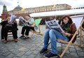 Посетители на книжном фестивале Красная площадь в Москве Посетители на книжном фестивале Красная площадь в Москве