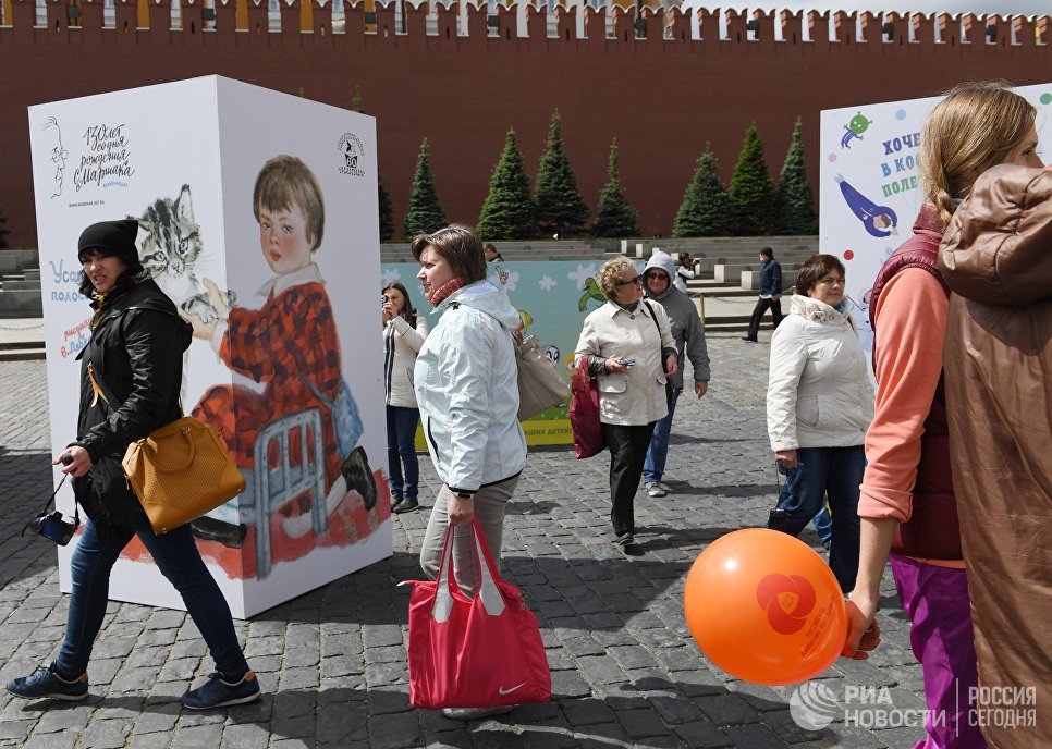 Посетители на книжном фестивале Красная площадь в Москве Посетители на книжном фестивале Красная площадь в Москве
