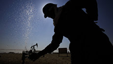 Добыча нефти на Ближнем Востоке. Архивное фото Добыча нефти на Ближнем Востоке. Архивное фото