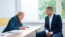 Нил Ушаков на избирательном участке Нил Ушаков на избирательном участке