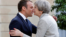 Президент Франции Эммануэль Макрон и премьер-министр Великобритании Тереза Май на встрече в Елисейском дворце в Париже. 13 июня 2017 Президент Франции Эммануэль Макрон и премьер-министр Великобритании Тереза Май на встрече в Елисейском дворце в Париже. 13 июня 2017