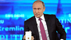 Президент РФ Владимир Путин отвечает на вопросы россиян в основной студии московского Гостиного двора во время ежегодной специальной программы Прямая линия с Владимиром Путиным. 15 июня 2017 Президент РФ Владимир Путин отвечает на вопросы россиян в основной студии московского Гостиного двора во время ежегодной специальной программы Прямая линия с Владимиром Путиным. 15 июня 2017
