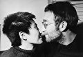 Джон Леннон с женой Йоко Оно во время интервью в Лондоне, 9 февраля 1970 Джон Леннон с женой Йоко Оно во время интервью в Лондоне, 9 февраля 1970
