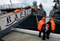 Гвардейский ракетный крейсер Варяг во время швартовки во Владивостоке Гвардейский ракетный крейсер Варяг во время швартовки во Владивостоке