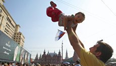 Отец с сыном на Манежной площади в День города в Москве Отец с сыном на Манежной площади в День города в Москве