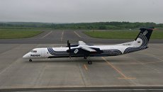 Самолет авиакомпании Аврора DHC 8-Q400 в аэропорту Накасибэцу на Хоккайдо Самолет авиакомпании Аврора DHC 8-Q400 в аэропорту Накасибэцу на Хоккайдо