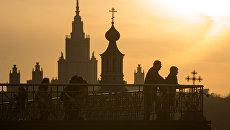 Здание Московского государственного университета имени М.В. Ломоносова и колокольня Андреевского ставропигиального мужского монастыря. Архивное фото Здание Московского государственного университета имени М.В. Ломоносова и колокольня Андреевского ставропигиального мужского монастыря. Архивное фото