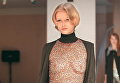 Модель во время показа Осень-зима 1997-98 французского дизайнера Пьера Кардена Модель во время показа Осень-зима 1997-98 французского дизайнера Пьера Кардена