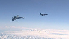 Истребитель НАТО F-16 и российский истребитель Су-27 над водами Балтики Истребитель НАТО F-16 и российский истребитель Су-27 над водами Балтики