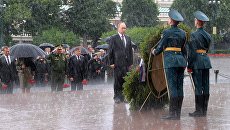 Президент РФ Владимир Путин во время церемонии возложения венков к Могиле Неизвестного Солдата в Александровском саду. 22 июня 2017 Президент РФ Владимир Путин во время церемонии возложения венков к Могиле Неизвестного Солдата в Александровском саду. 22 июня 2017