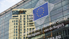 Логотип Евросоюза на здании штаб-квартиры Европейского парламента в Брюсселе. Архивное фото Логотип Евросоюза на здании штаб-квартиры Европейского парламента в Брюсселе. Архивное фото