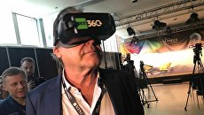 Режиссер Оливер Стоун в 3D очках Режиссер Оливер Стоун в 3D очках