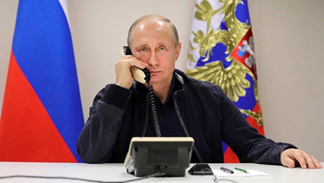 Президент РФ Владимир Путин во время телефонного разговора. Архивное фото