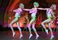 Артисты Кремлёвского балета во время показа фрагментов из лучших спектаклей театра в рамках представления Ночь русского балета на платформе станции московского метрополитена Новослободская Артисты Кремлёвского балета во время показа фрагментов из лучших спектаклей театра в рамках представления Ночь русского балета на платформе станции московского метрополитена Новослободская
