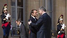 Президента Украины Петра Порошенко во время встречи с Президентом Франции Эммануэлем Макроном. 26 июня 2017 Президента Украины Петра Порошенко во время встречи с Президентом Франции Эммануэлем Макроном. 26 июня 2017