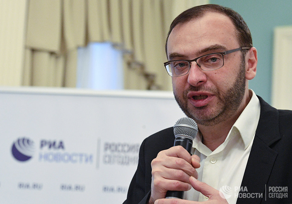Режиссер-постановщик Дмитрий Бертман на пресс-конференции перед показом оперы Джузеппе Верди Трубадур в постановке Дмитрия Бертмана в Геликон-опере Режиссер-постановщик Дмитрий Бертман на пресс-конференции перед показом оперы Джузеппе Верди Трубадур в постановке Дмитрия Бертмана в Геликон-опере