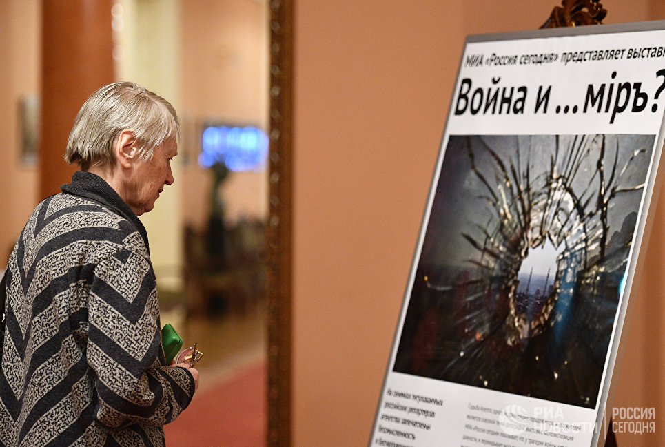 Посетитель на открытии фотовыставки Война и… мiръ? в фойе Зимина Московского музыкального театра Геликон-опера Посетитель на открытии фотовыставки Война и… мiръ? в фойе Зимина Московского музыкального театра Геликон-опера