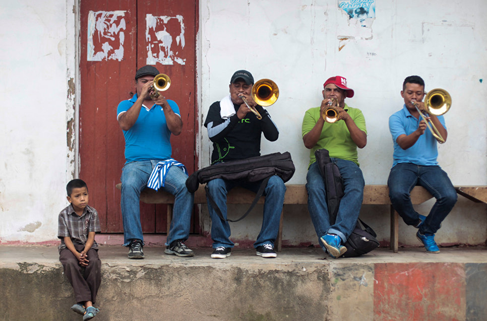 Музыканты в Сан-Хуан-де-Ориенте, Никарагуа