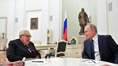 Бывший госсекретарь США Генри Киссинджер и президент РФ Владимир Путин во время встречи в Кремле. 29 июня 2017 Бывший госсекретарь США Генри Киссинджер и президент РФ Владимир Путин во время встречи в Кремле. 29 июня 2017