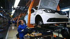 Сборочное производство производство на конвейере завода АвтоВАЗ в городе Тольятти. Архивное фото Сборочное производство производство на конвейере завода АвтоВАЗ в городе Тольятти. Архивное фото
