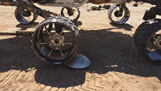 Колеса муляжа марсохода Curiosity на Земле Колеса муляжа марсохода Curiosity на Земле