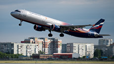 Самолет Airbus A321 авиакомпании Аэрофлот взлетает в международном аэропорту. Архивное фото Самолет Airbus A321 авиакомпании Аэрофлот взлетает в международном аэропорту. Архивное фото