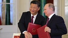 Владимир Путин и председатель Китайской Народной Республики Си Цзиньпин во время церемонии подписания документов по итогам встречи. 4 июля 2017 Владимир Путин и председатель Китайской Народной Республики Си Цзиньпин во время церемонии подписания документов по итогам встречи. 4 июля 2017