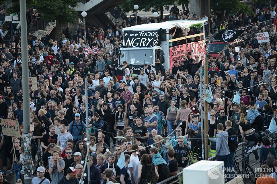 Участники акции протеста в преддверии саммита G20 в Гамбурге