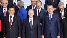 Президент РФ Владимир Путин на церемонии совместного фотографирования глав делегаций государств-участников Группы двадцати G20. 7 июля 2017 Президент РФ Владимир Путин на церемонии совместного фотографирования глав делегаций государств-участников Группы двадцати G20. 7 июля 2017