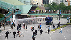 Разгон участников акции протеста во время проведения саммита G20 в Гамбурге. 7 июля 2017 Разгон участников акции протеста во время проведения саммита G20 в Гамбурге. 7 июля 2017