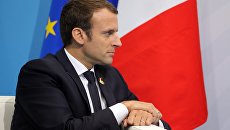Президент Франции Эммануэль Макрон во время беседы с президентом РФ Владимиром Путиным на полях саммита лидеров Группы двадцати G20 в Гамбурге. 8 июля 2017 Президент Франции Эммануэль Макрон во время беседы с президентом РФ Владимиром Путиным на полях саммита лидеров Группы двадцати G20 в Гамбурге. 8 июля 2017