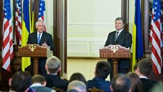 Президент Украины Пётр Порошенко и госсекретарь США Рекс Тиллерсон во время совместной пресс-конференции в Киеве. 9 июля 2017 Президент Украины Пётр Порошенко и госсекретарь США Рекс Тиллерсон во время совместной пресс-конференции в Киеве. 9 июля 2017