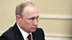 Президент РФ Владимир Путин во время встречи с временно исполняющим обязанности губернатора Свердловской области Евгением Куйвашевым. 9 июля 2017 Президент РФ Владимир Путин во время встречи с временно исполняющим обязанности губернатора Свердловской области Евгением Куйвашевым. 9 июля 2017