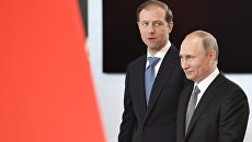 Президент РФ Владимир Путин и министр промышленности и торговли РФ Денис Мантуров на выставке Иннопром - 2017. 10 июля 2017 Президент РФ Владимир Путин и министр промышленности и торговли РФ Денис Мантуров на выставке Иннопром - 2017. 10 июля 2017