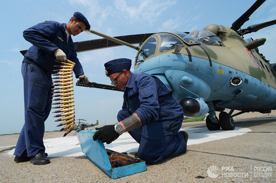 Авиационные техники готовят вертолет Ми-35 к вылету во время учений Авиационные техники готовят вертолет Ми-35 к вылету во время учений