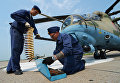 Авиационные техники готовят вертолет Ми-35 к вылету во время учений Авиационные техники готовят вертолет Ми-35 к вылету во время учений