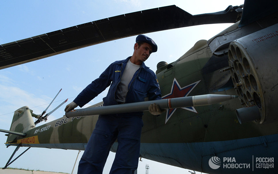 Авиационные техники готовят вертолет Ми-35 к вылету во время учений отдельного вертолетного полка на аэродроме Черниговка в Приморском крае Авиационные техники готовят вертолет Ми-35 к вылету во время учений отдельного вертолетного полка на аэродроме Черниговка в Приморском крае