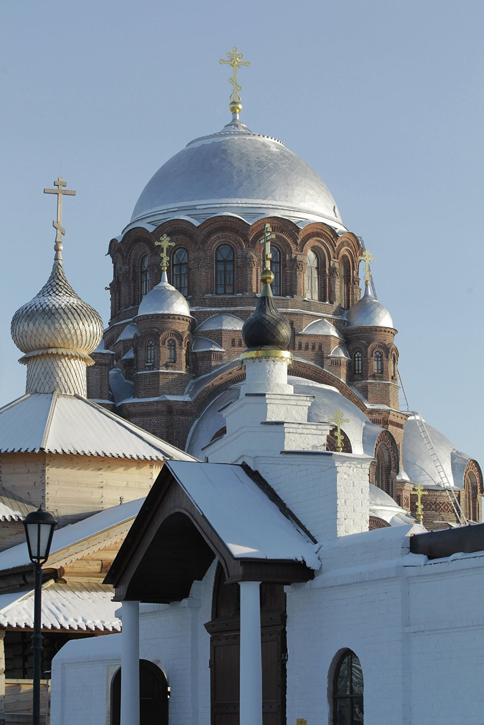 храм с белыми куполами