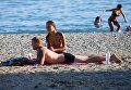 Отдыхающие на Яшмовом пляже в Севастополе Отдыхающие на Яшмовом пляже в Севастополе