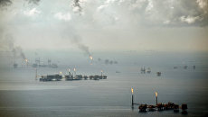 Добыча нефти в Мексиканском заливе. Архивное фото Добыча нефти в Мексиканском заливе. Архивное фото