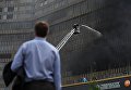 Сотрудники противопожарной службы на тушении возгорания в высотном здании на улице Новый Арбат в Москве. 18 июля 2017 Сотрудники противопожарной службы на тушении возгорания в высотном здании на улице Новый Арбат в Москве. 18 июля 2017