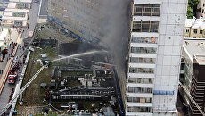 Сотрудники противопожарной службы на тушении возгорания в высотном здании на улице Новый Арбат в Москве Сотрудники противопожарной службы на тушении возгорания в высотном здании на улице Новый Арбат в Москве