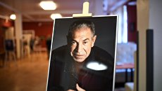 Портрет актера Владимира Толоконникова в московском Доме кино, где проходит церемония прощания с актером. 20 июля 2017 Портрет актера Владимира Толоконникова в московском Доме кино, где проходит церемония прощания с актером. 20 июля 2017