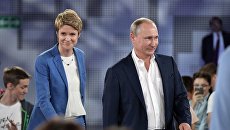 Владимир Путин и руководитель образовательного центра Сириус Елена Шмелева перед началом Недетского разговора с Владимиром Путиным. 21 июля 2017 Владимир Путин и руководитель образовательного центра Сириус Елена Шмелева перед началом Недетского разговора с Владимиром Путиным. 21 июля 2017