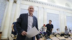 Исполняющий обязанности президента Российской академии наук Валерий Козлов после пресс-конференции Исполняющий обязанности президента Российской академии наук Валерий Козлов после пресс-конференции