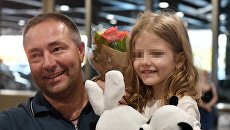 Бывший свекр Светланы Ухановой Валерий Уханов с внучкой Лизой в аэропорту Москве. 26 ибля 2017 Бывший свекр Светланы Ухановой Валерий Уханов с внучкой Лизой в аэропорту Москве. 26 ибля 2017