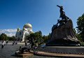 Памятник Адмиралу Макарову возле Морского Никольского собора в Кронштадте Памятник Адмиралу Макарову возле Морского Никольского собора в Кронштадте