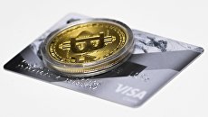 Сувенирная монета криптовалюты биткоин. Архивное фото Сувенирная монета криптовалюты биткоин. Архивное фото