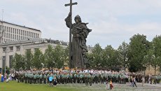 Участники крестного хода в Москве к памятнику князя Владимира в День крещения Руси. 28 июля 2017 Участники крестного хода в Москве к памятнику князя Владимира в День крещения Руси. 28 июля 2017